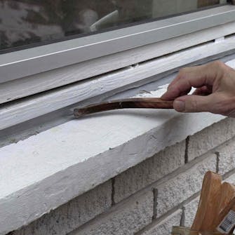 Vinduets bundfuge er ødelagt: Ret fugen pænt til igen Vinduets bundfuge er ødelagt: Ret fugen pænt til igen